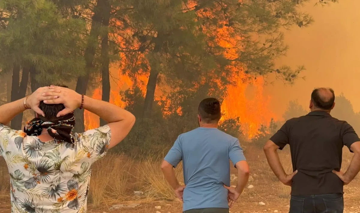 Antalya’da 3 İlçede Orman Yangınları: Evler Tahliye Edildi.