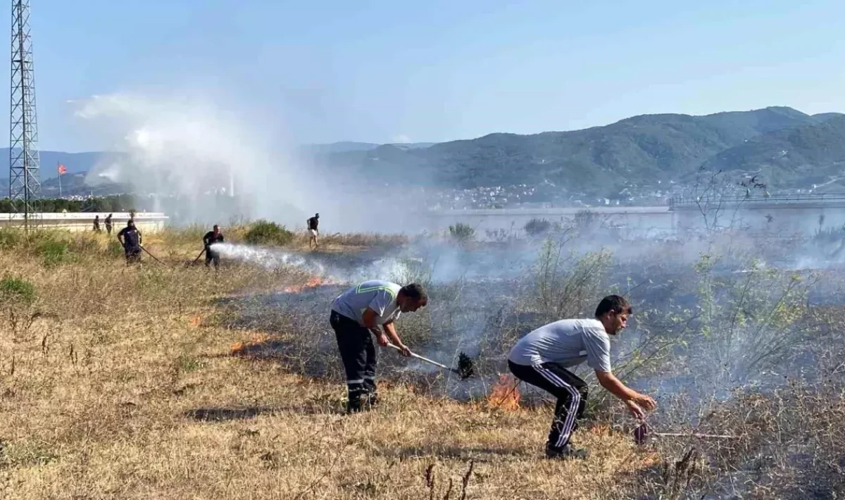 Kocaeli Körfez’de Otluk Alanda Yangın: Evlere Sıçradı