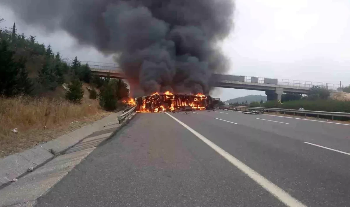 Mersin’de elyaf yüklü tır alev topuna döndü! Otoyol trafiğe kapandı